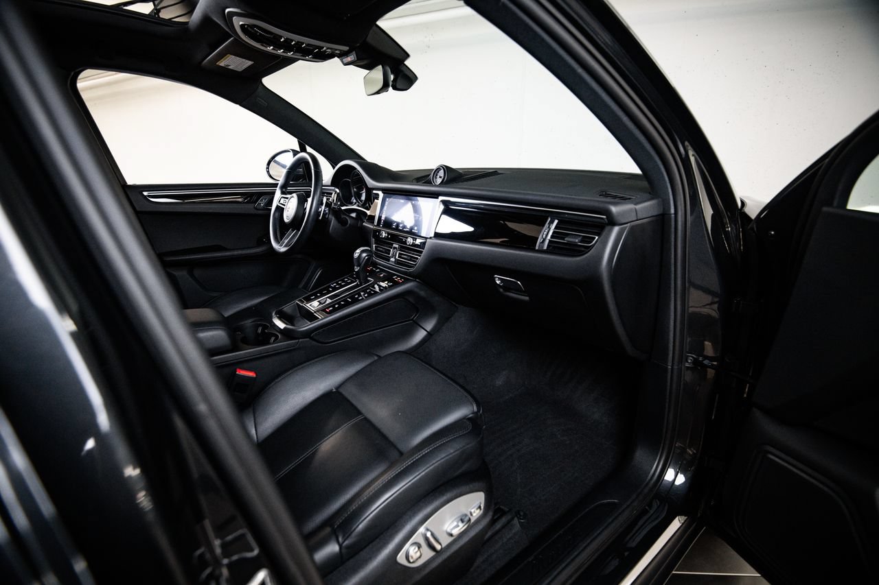 Certified 2024 Porsche Macan AWD/4WD image 28