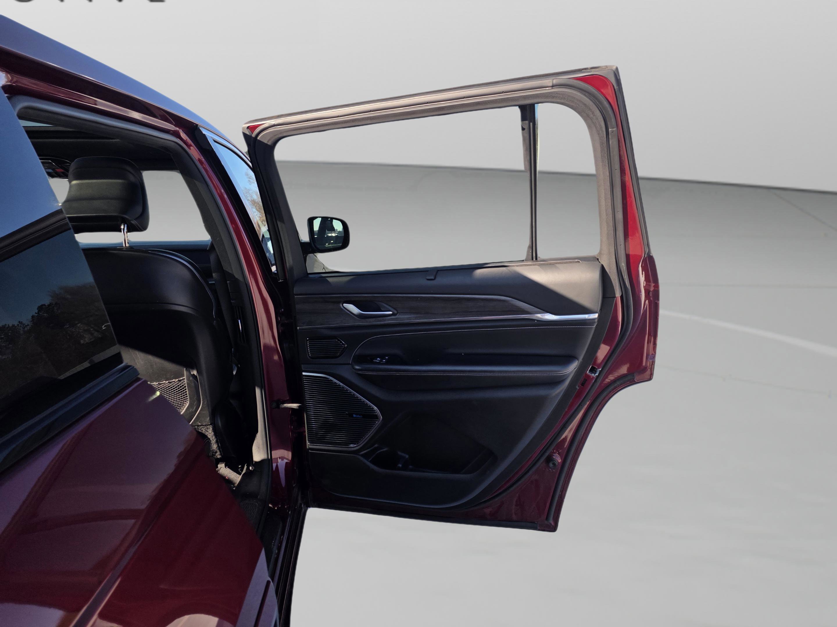 Used 2022 Jeep Grand Cherokee L Overland w/ Advanced Protech Group III image 21