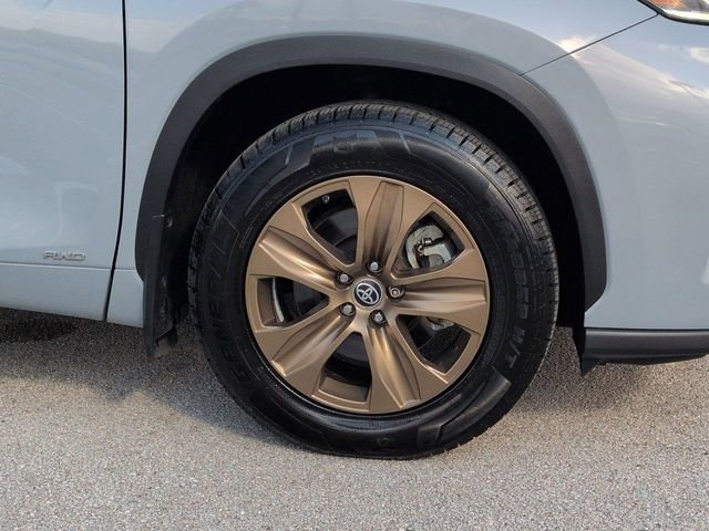 Used 2022 Toyota Highlander Bronze Edition image 11