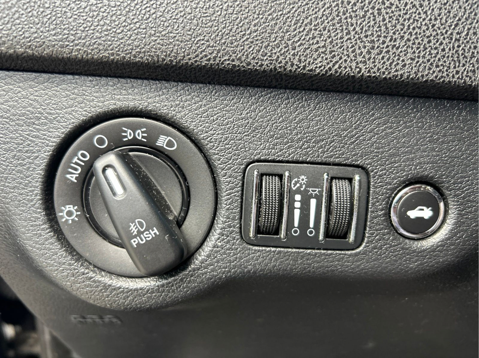 Used 2014 Dodge Charger SXT RWD image 25