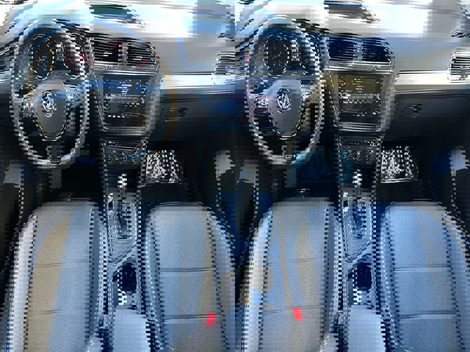 Used 2020 Volkswagen Tiguan SE w/ Panoramic Sunroof Package image 3