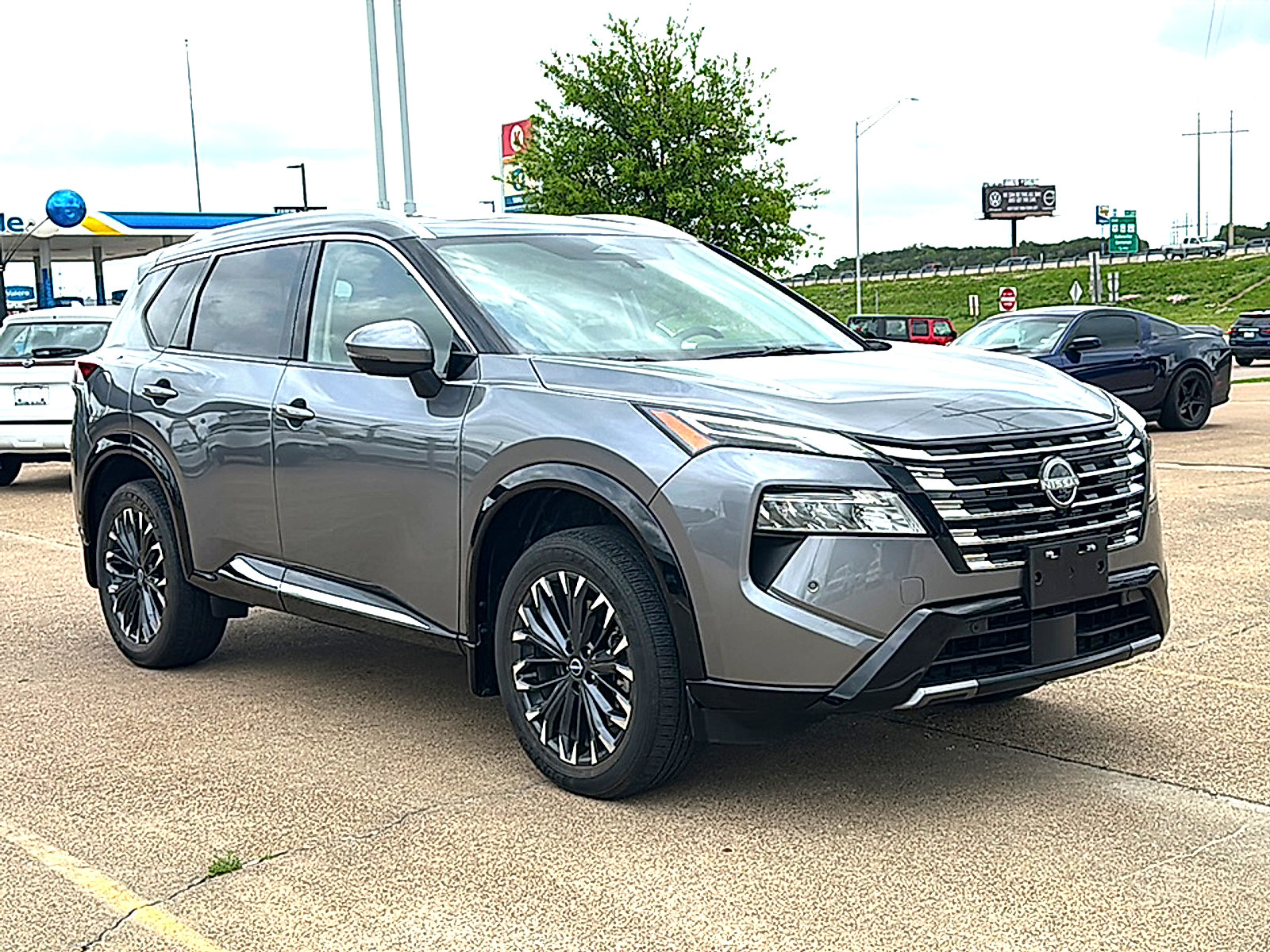 Certified 2025 Nissan Rogue Platinum w/ Tech Package FWD image 10