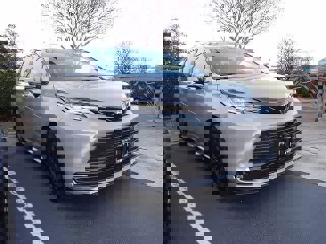 Used 2025 Toyota Sienna XLE Woodland Edition image 3