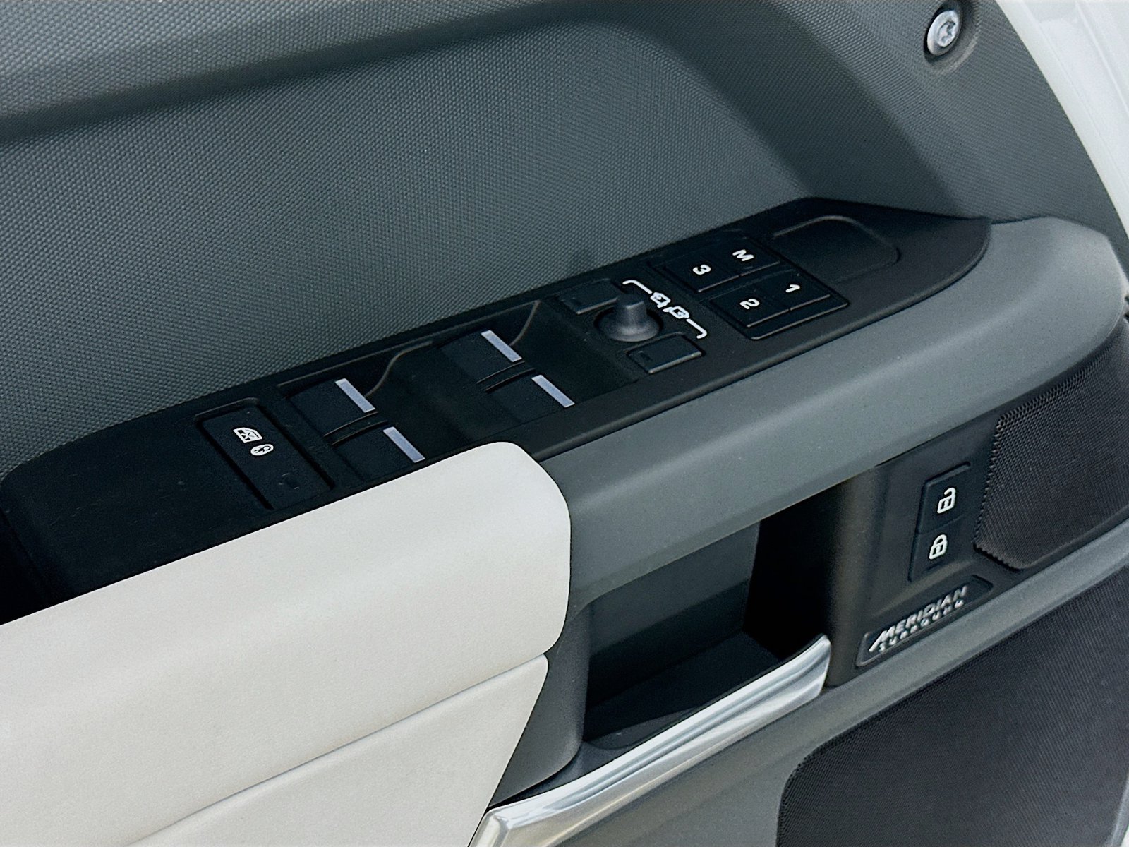 New 2026 Land Rover Defender 130 X-Dynamic SE AWD/4WD image 18