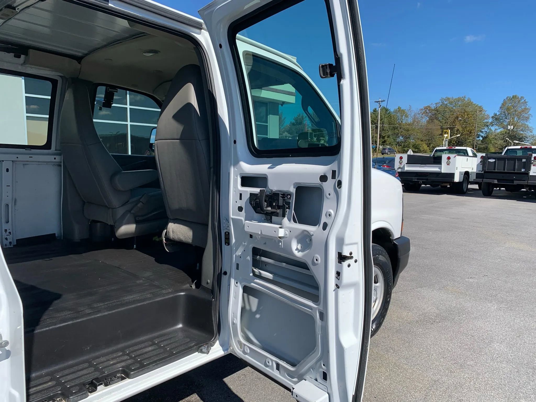 Used 2017 Chevrolet Express 2500 image 24
