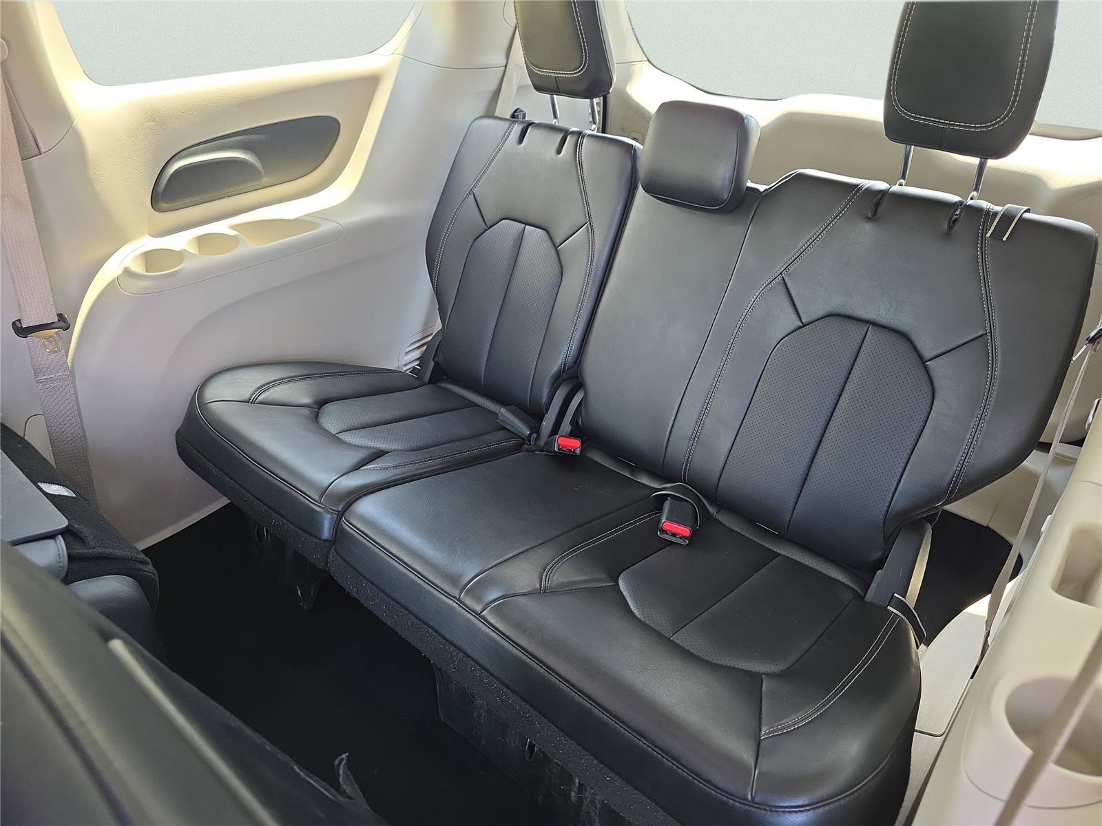 Used 2024 Chrysler Pacifica Select image 17