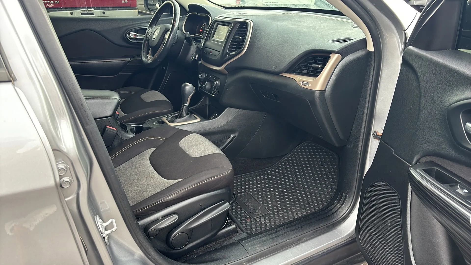 Used 2015 Jeep Cherokee Sport w/ Cold Weather Group FWD image 16