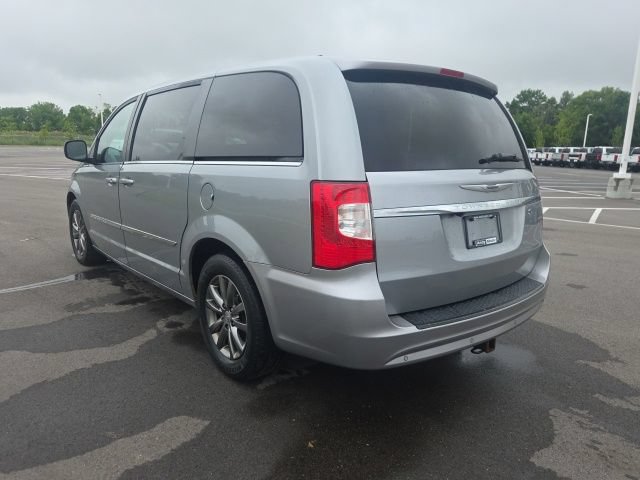 Used 2015 Chrysler Town & Country S FWD image 14