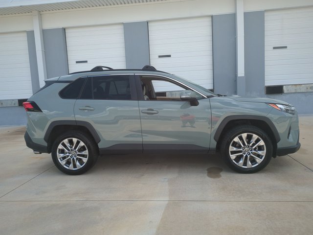 Used 2022 Toyota RAV4 XLE Premium FWD image 4
