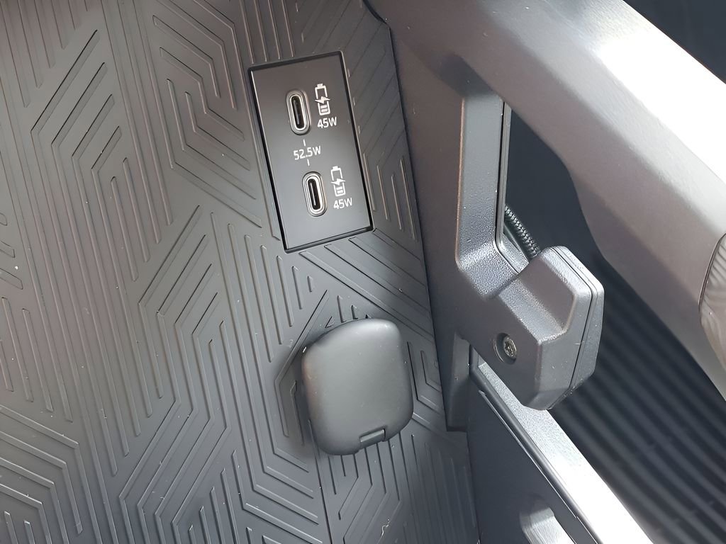 Used 2025 Toyota Tacoma TRD Sport image 32