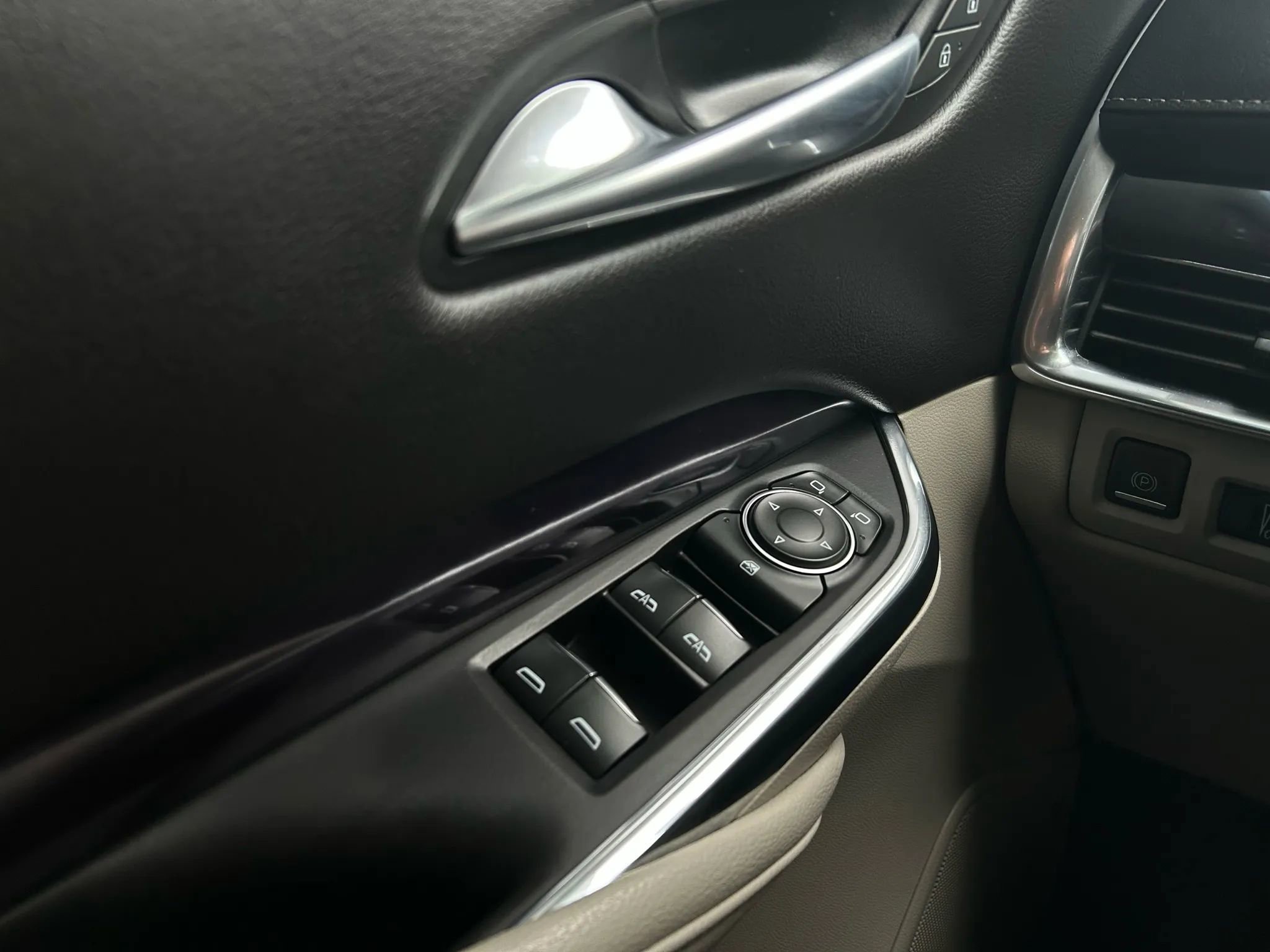 Used 2022 Cadillac XT4 Luxury w/ Cold Weather Package image 12