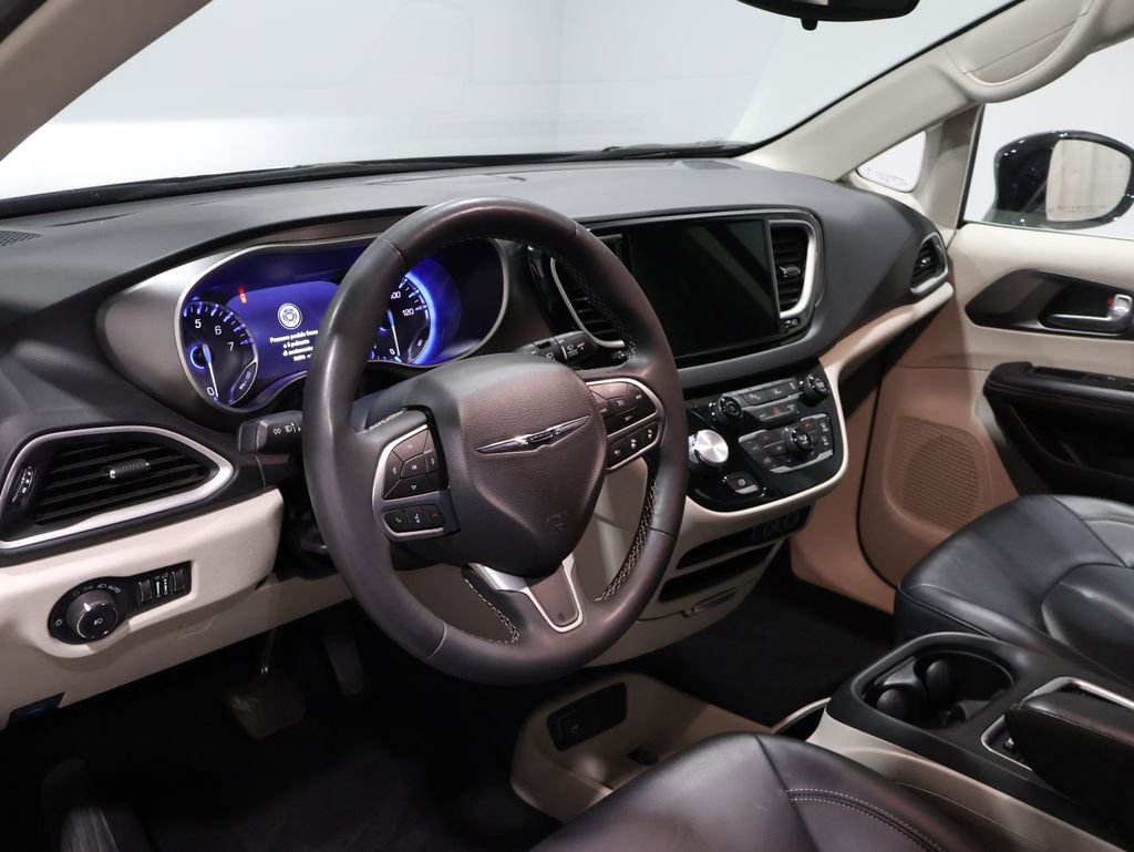 Certified 2024 Chrysler Pacifica Touring-L image 17