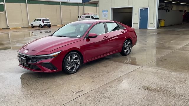Used 2025 Hyundai Elantra Limited FWD image 4