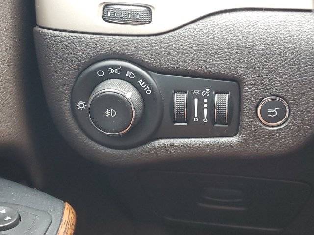 Used 2016 Jeep Cherokee Trailhawk w/ Leather Interior Group AWD/4WD image 19