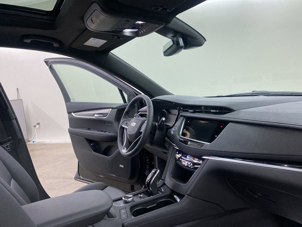 New 2025 Cadillac XT6 Luxury image 18