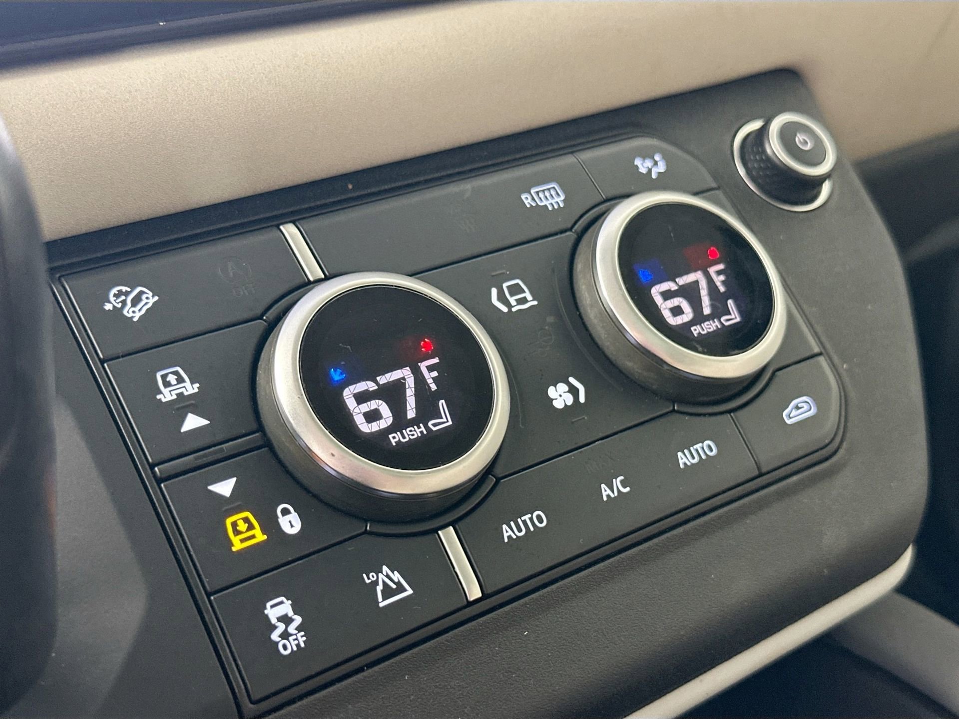 Used 2023 Land Rover Defender 130 SE image 17