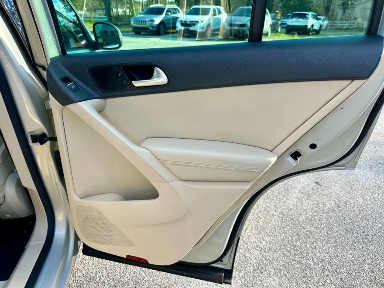 Used 2013 Volkswagen Tiguan SE image 15