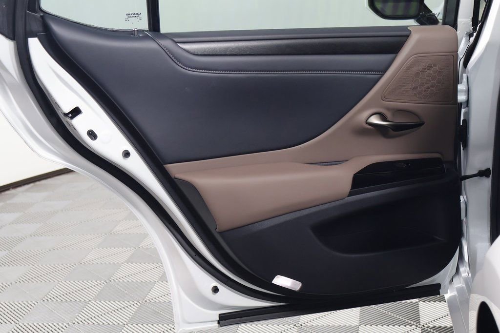 Certified 2025 Lexus ES 300h w/ Premium Package image 13