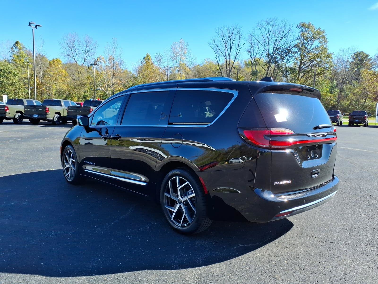 New 2027 Chrysler Pacifica Pinnacle w/ Theater Group FWD image 5