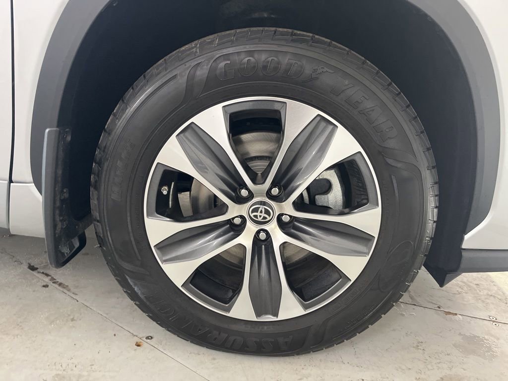 Used 2022 Toyota Highlander XLE AWD/4WD image 18