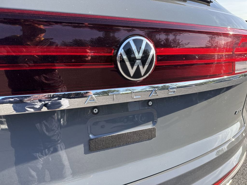 Used 2025 Volkswagen Atlas Cross Sport SE w/ Black Wheel Package image 6