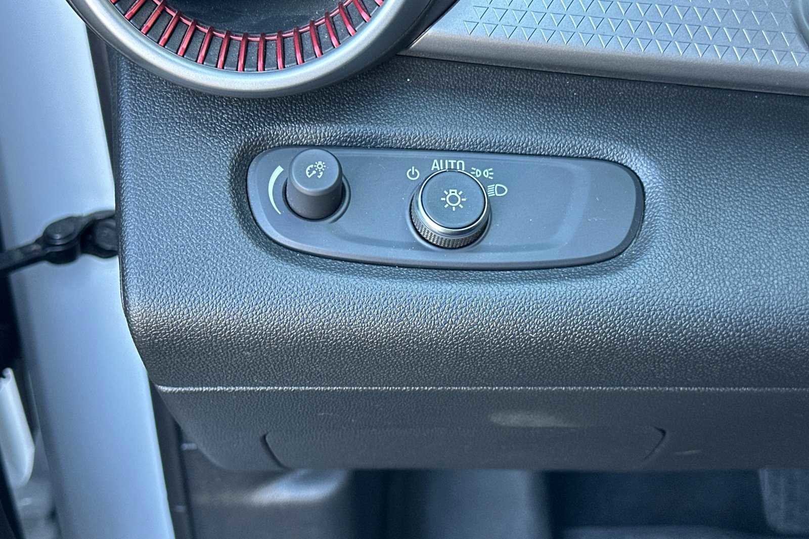 Used 2024 Chevrolet Trax RS w/ Sunroof Package image 33