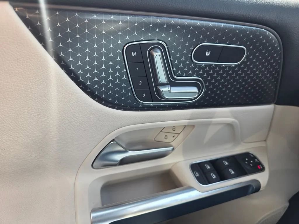 Used 2025 Mercedes-Benz GLB 250 4MATIC image 19