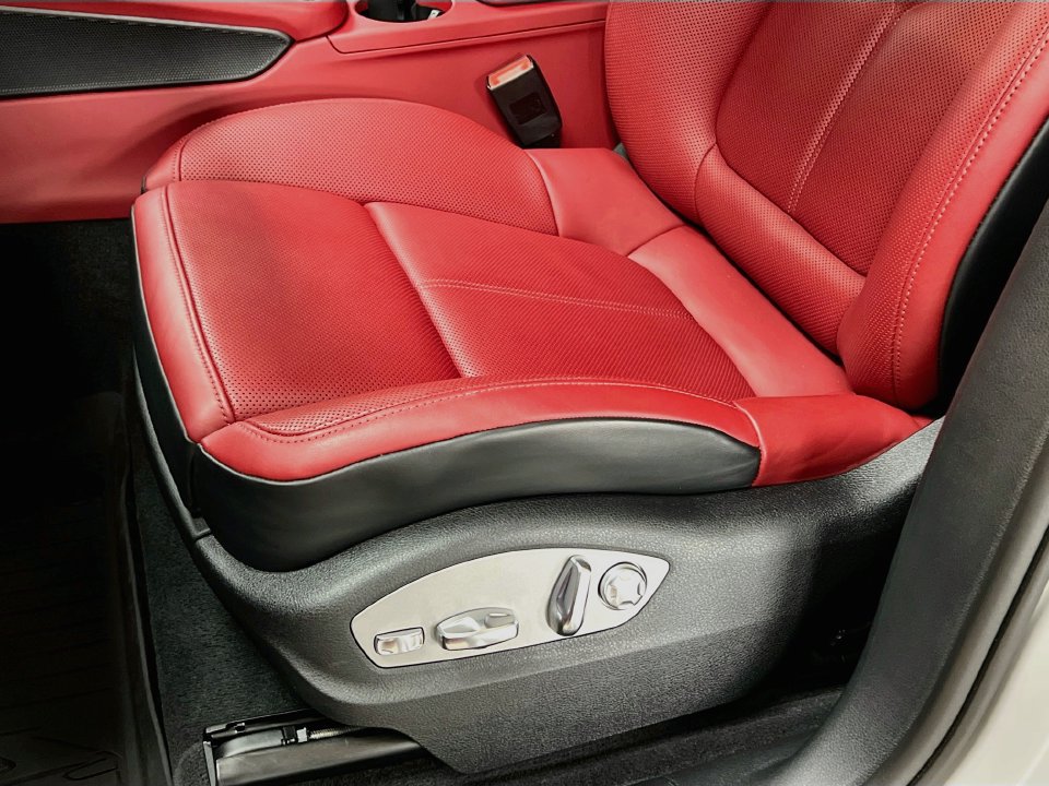 Certified 2025 Porsche Macan AWD/4WD image 22
