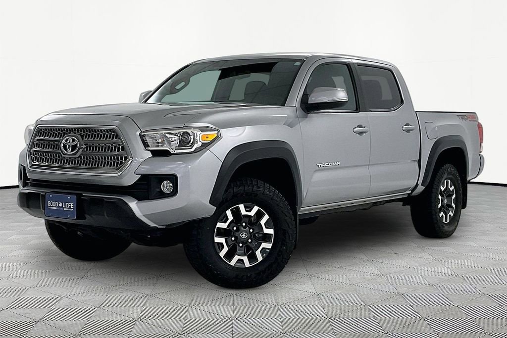 Used 2017 Toyota Tacoma TRD Off-Road w/ Premium & Technology Package image 3