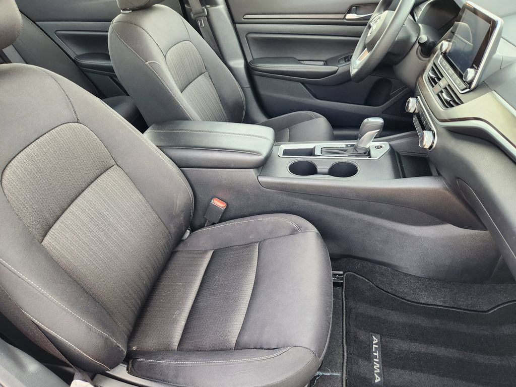 Used 2025 Nissan Altima 2.5 SV FWD image 14