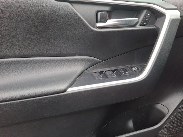 Used 2022 Toyota RAV4 XLE Premium image 11