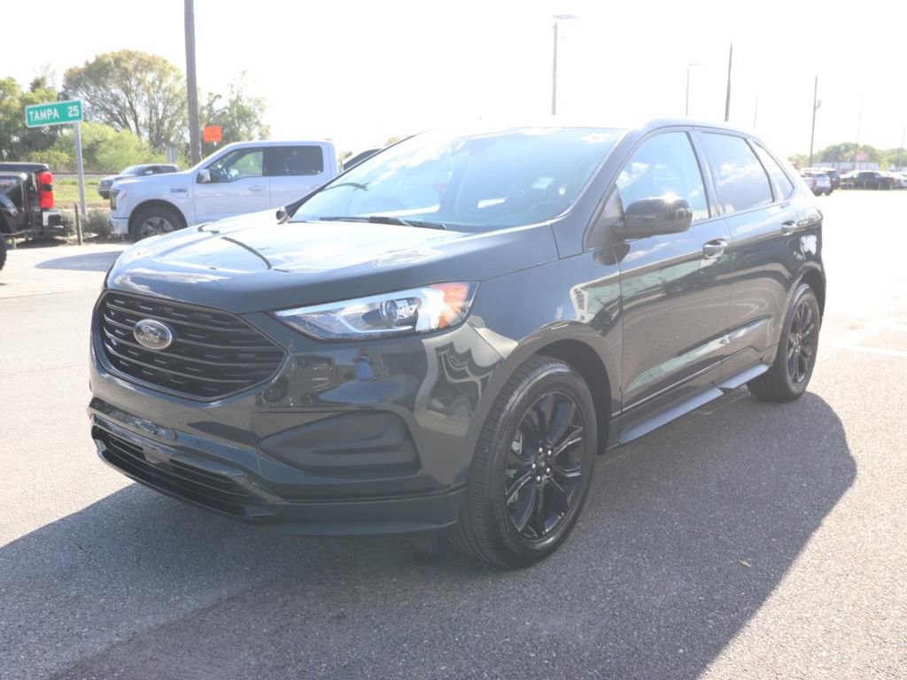 Certified 2024 Ford Edge SE w/ Black Appearance Package image 3