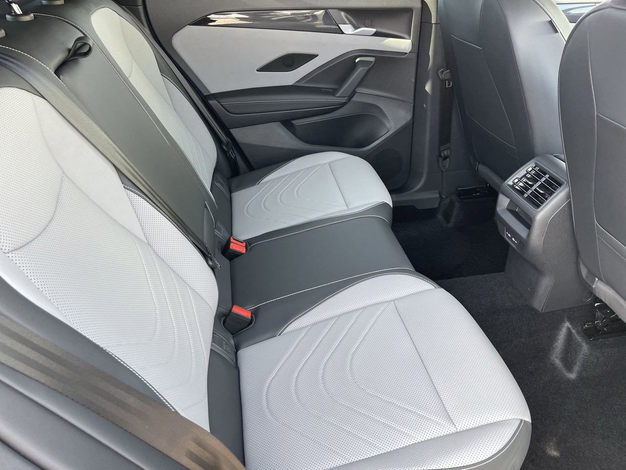 New 2026 Volkswagen Tiguan SE R-Line FWD image 9