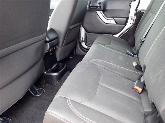 Used 2016 Jeep Wrangler Unlimited Rubicon w/ Connectivity Group AWD/4WD image 9