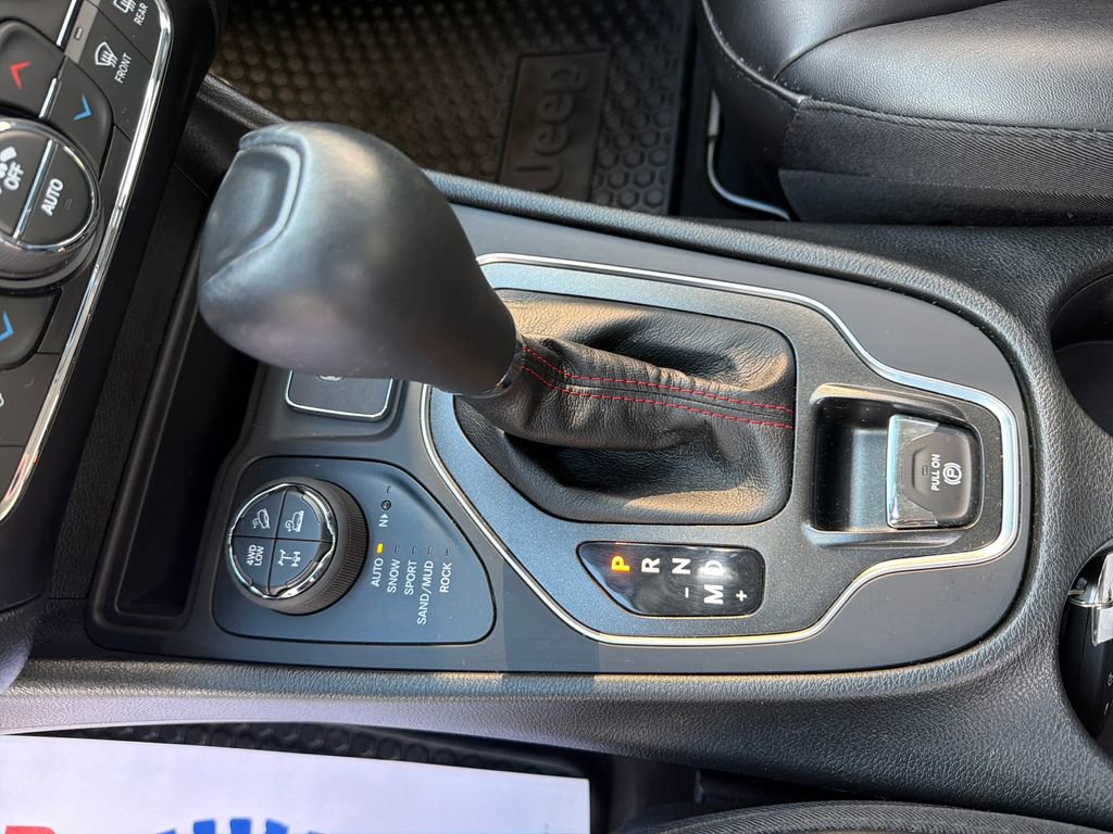 Used 2022 Jeep Cherokee Trailhawk AWD/4WD image 23