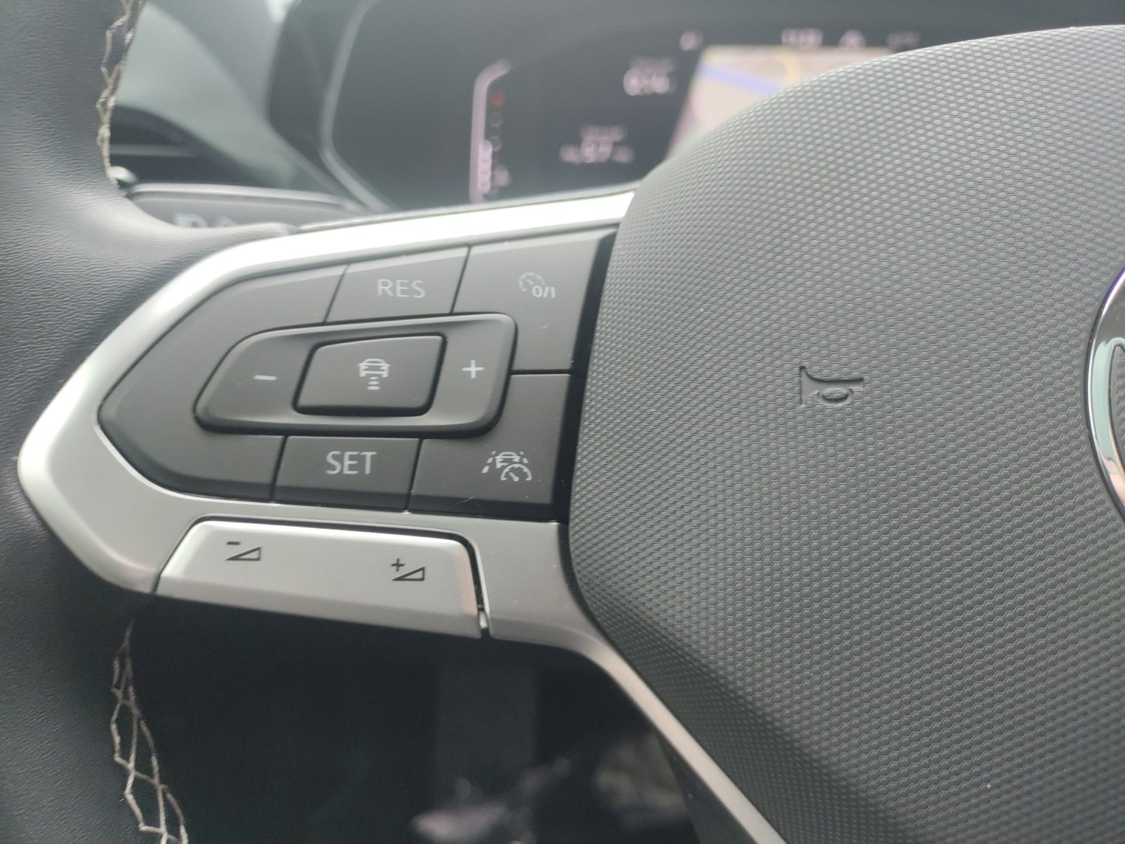 Certified 2022 Volkswagen Taos SEL w/ Panoramic Sunroof Package image 8