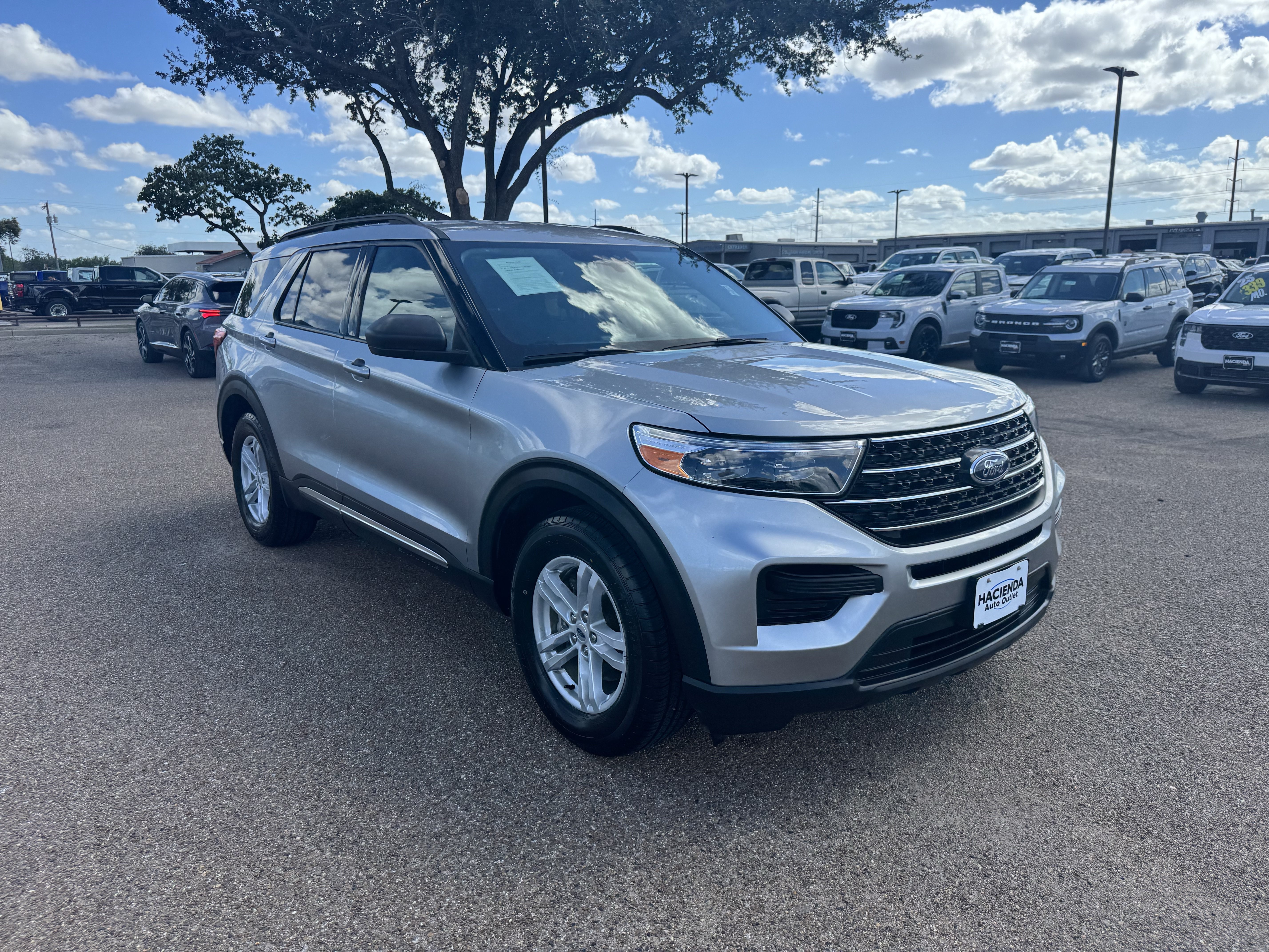 Used 2024 Ford Explorer XLT RWD image 5