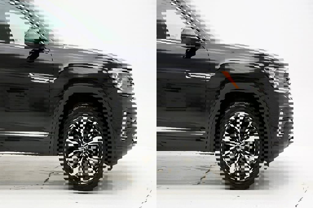 Used 2024 Volkswagen Atlas Cross Sport SEL Premium R-Line image 4