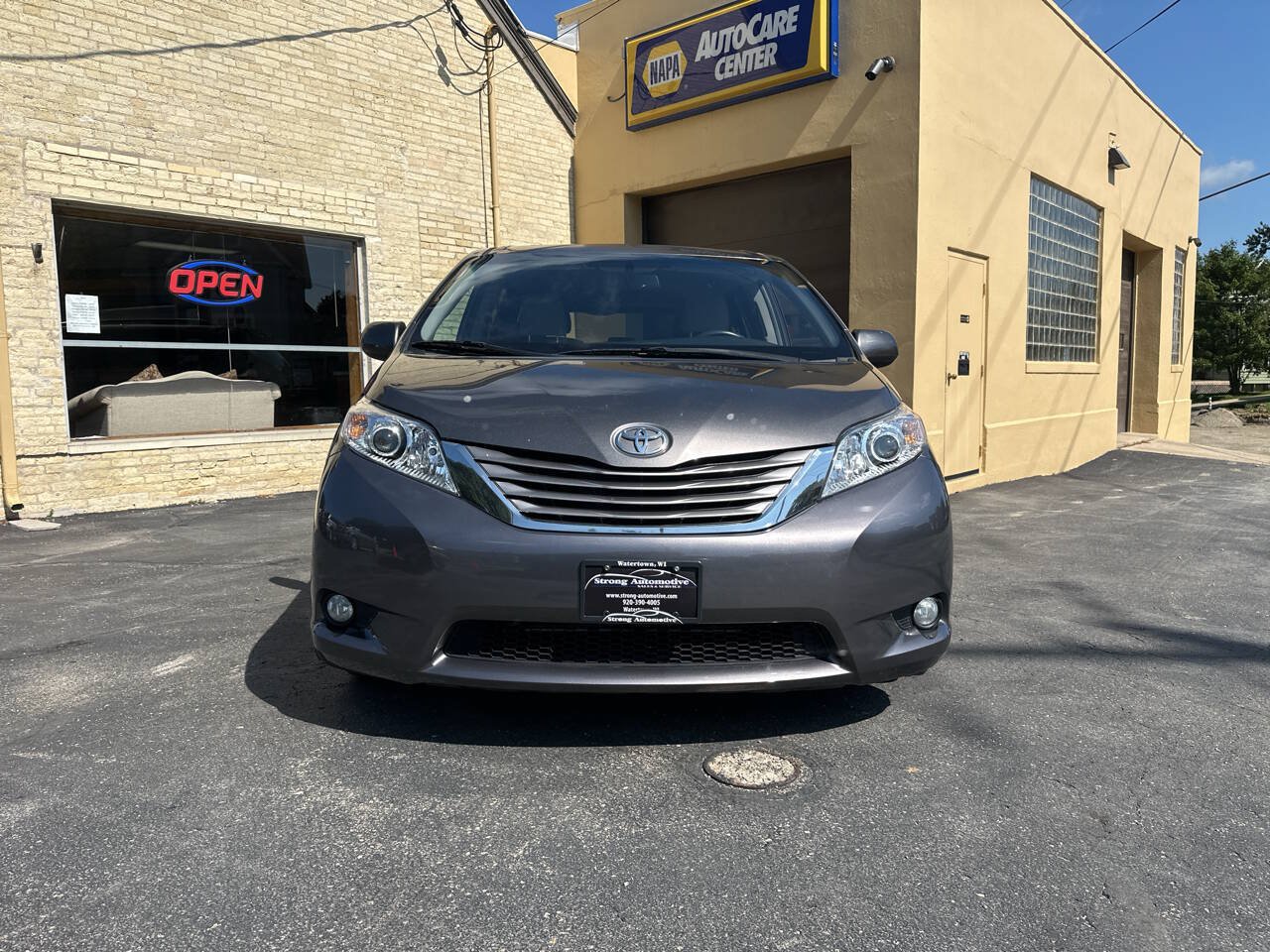 Used 2017 Toyota Sienna XLE w/ XLE Navigation Package FWD image 6