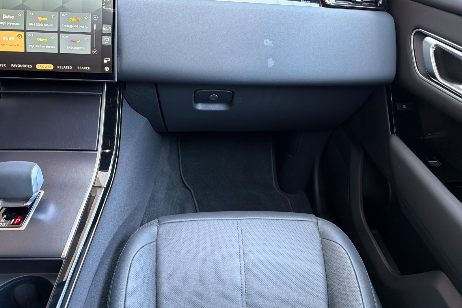 Certified 2026 Land Rover Range Rover Velar Dynamic SE AWD/4WD image 34
