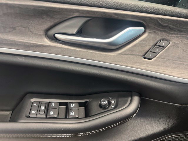 Used 2023 Jeep Grand Cherokee Limited w/ Luxury Tech Group II AWD/4WD image 22