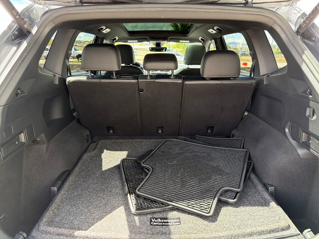 Certified 2022 Volkswagen Tiguan SE R-Line image 24