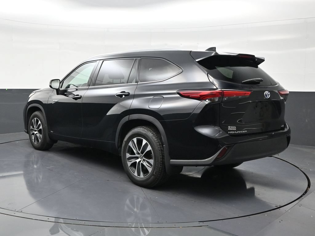 Used 2021 Toyota Highlander XLE AWD/4WD image 3