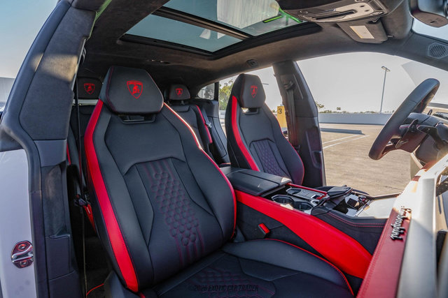 Used 2025 Lamborghini Urus SE AWD/4WD image 34