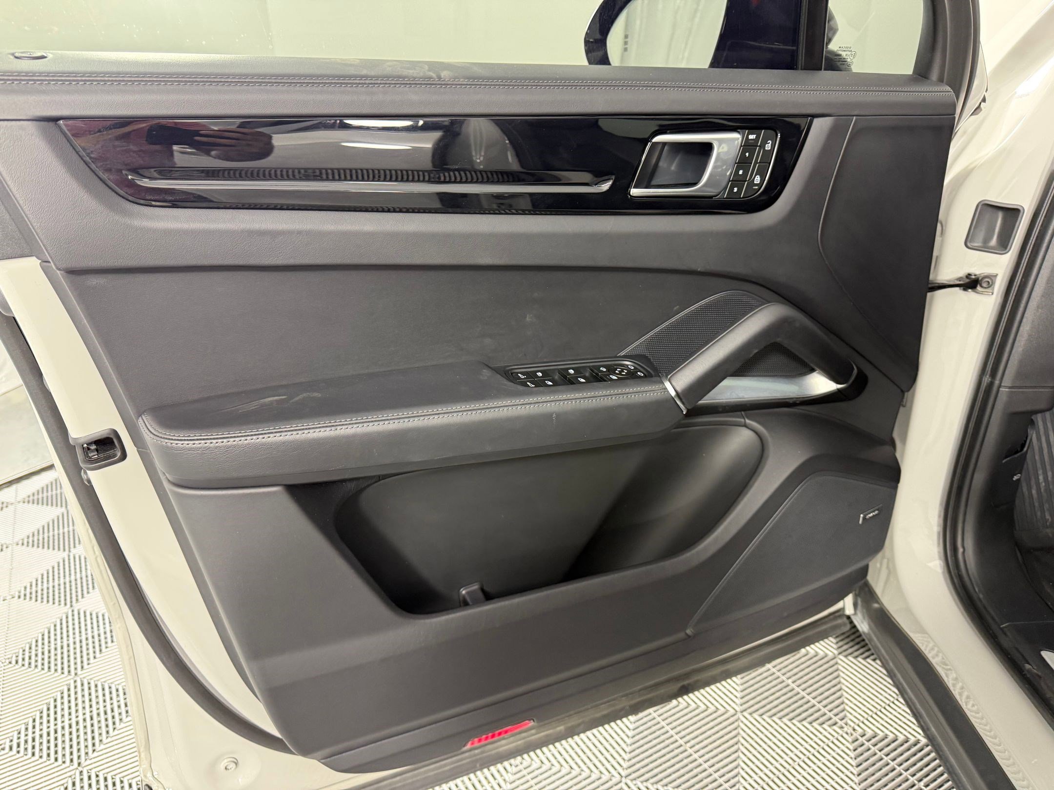 Certified 2023 Porsche Cayenne Turbo image 18