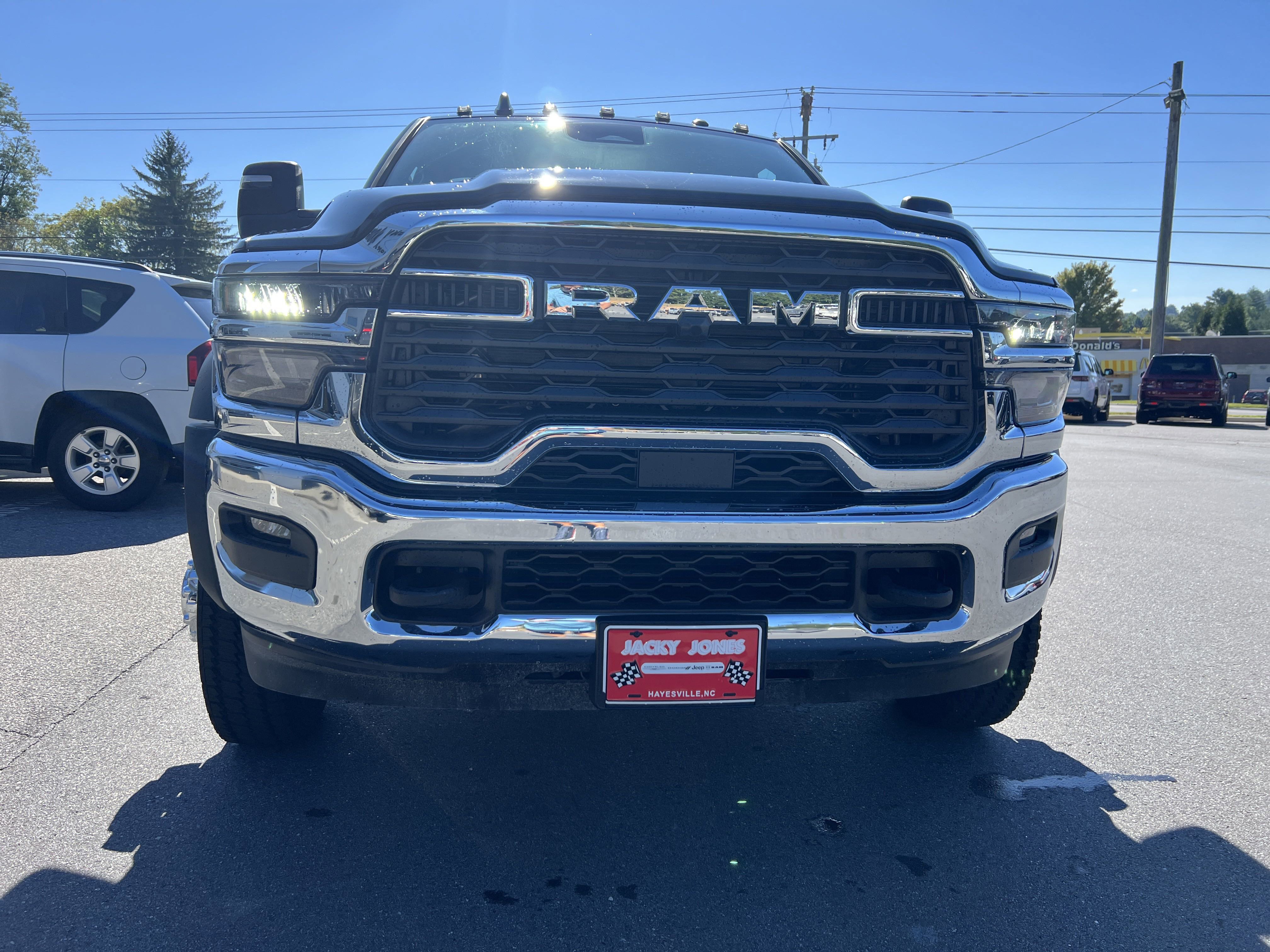 Used 2025 RAM 5500 4x4 Regular Cab image 5