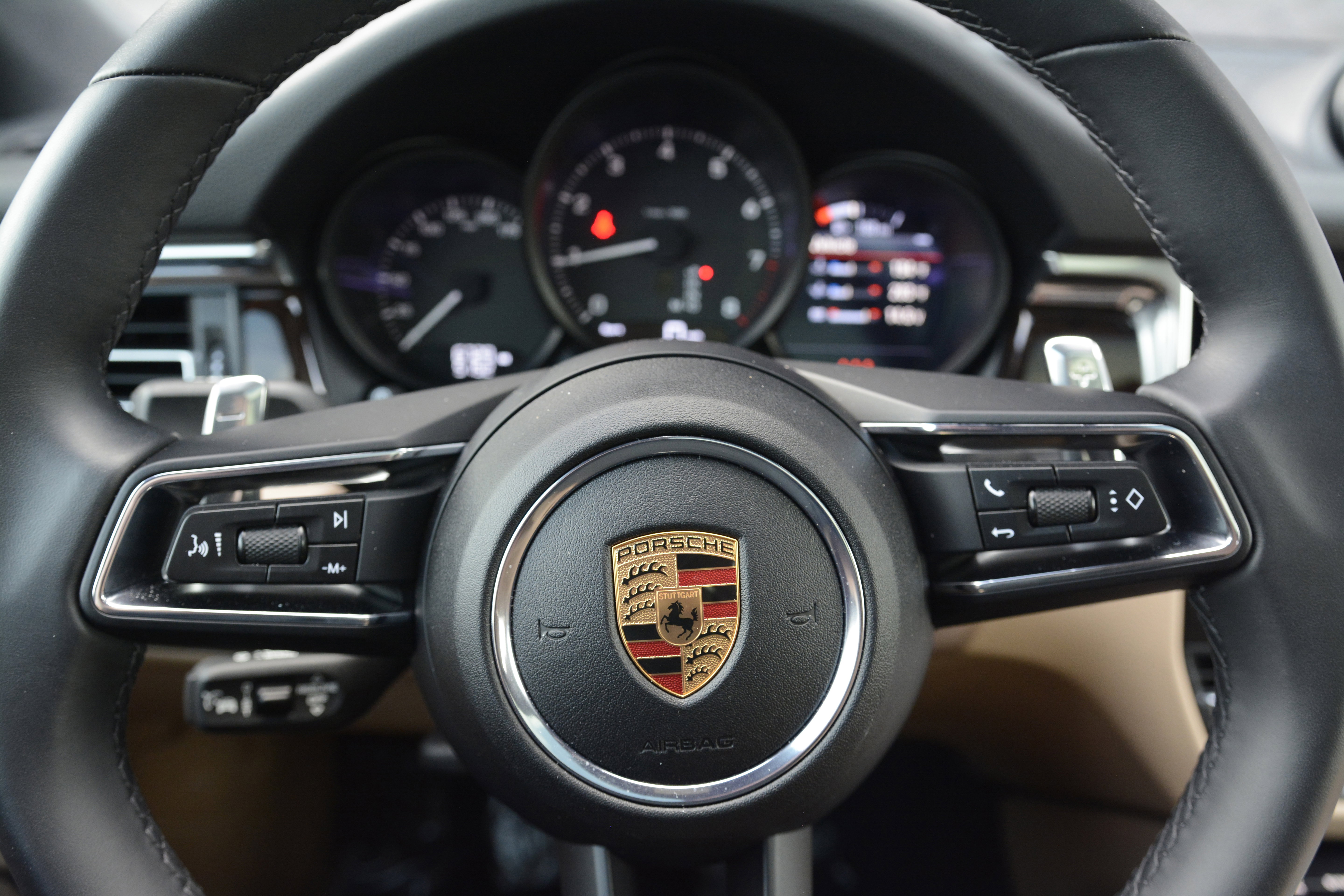 Certified 2025 Porsche Macan image 17