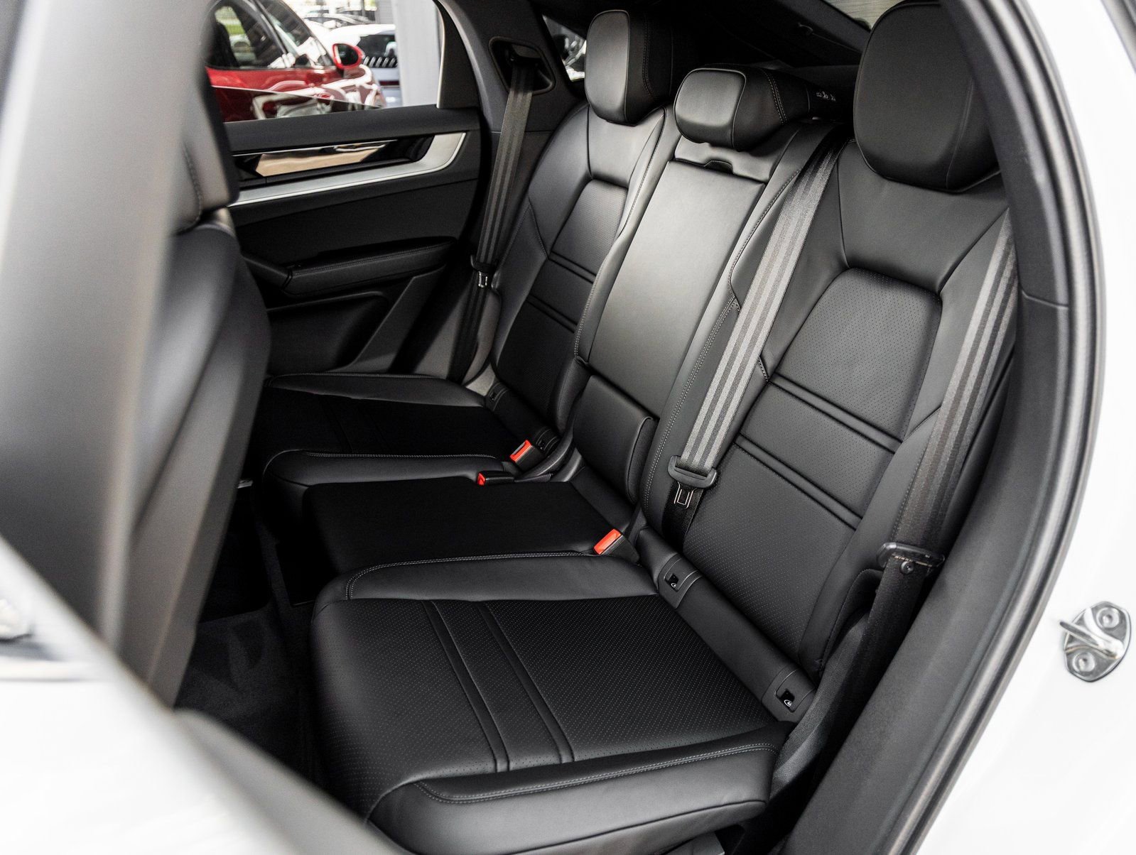 Certified 2025 Porsche Cayenne Coupe image 32