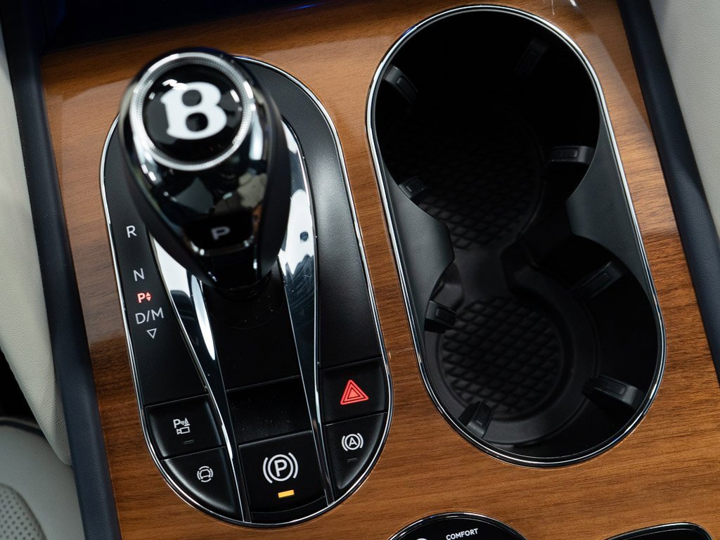 Used 2025 Bentley Bentayga image 37