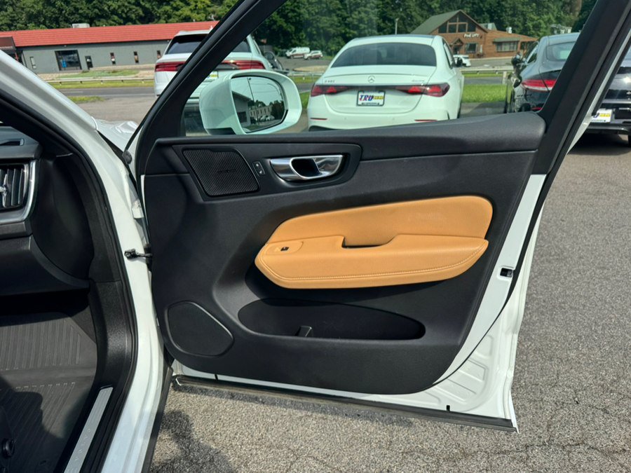 Used 2019 Volvo XC60 T6 Momentum w/ Multimedia Package AWD/4WD image 23